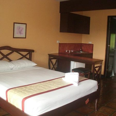 Graceland Estates And Country Club Hotel Lucena Esterno foto